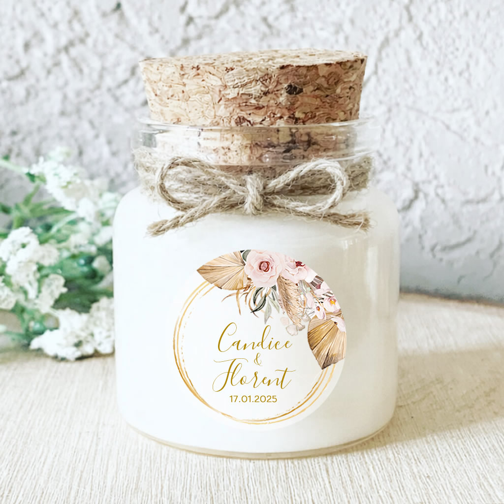 Bougie personnalisée mariage fleurs pastel et ruban crème, cadeau invité doré chic fabriqué à la main en cire de soja naturelle.