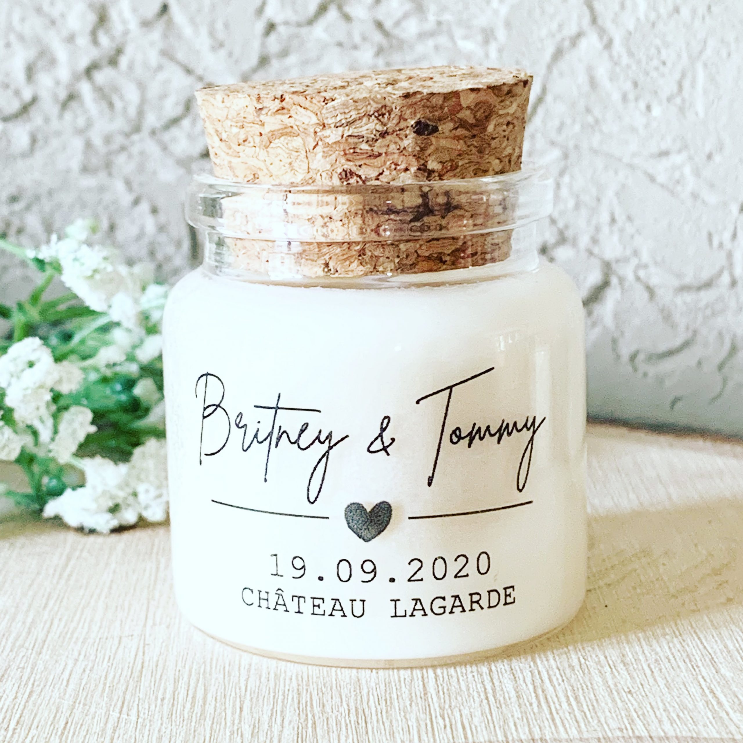 Cadeaux invités mariage style chic et élégant, bougie parfumée personnalisée faveur de mariage, fabrication artisanale en Provence France.