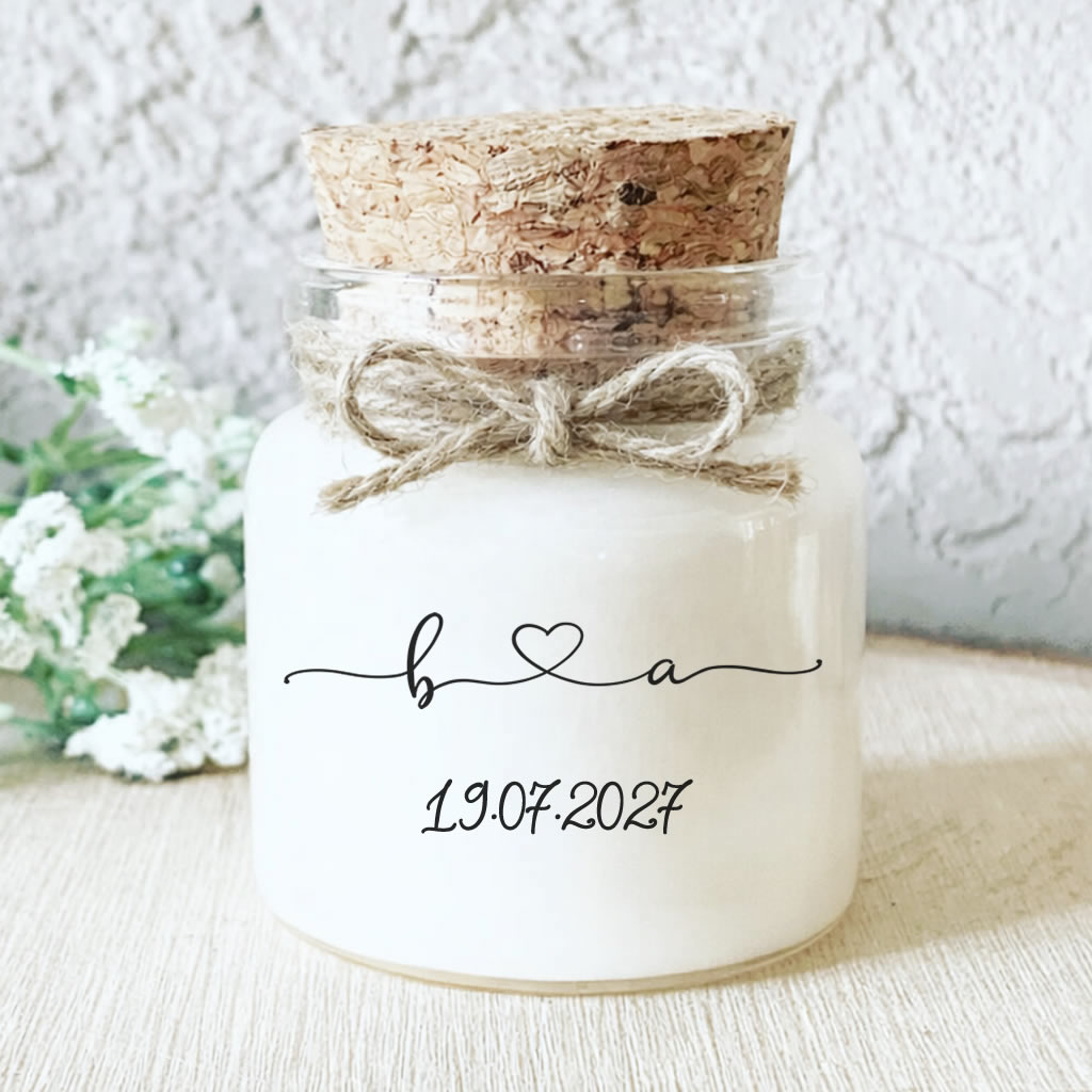 Bougie artisanale personnalisée avec cœur entre les prénoms, symbole d’amour et d’union. Cadeau chic et intemporel pour vos invités de mariage.