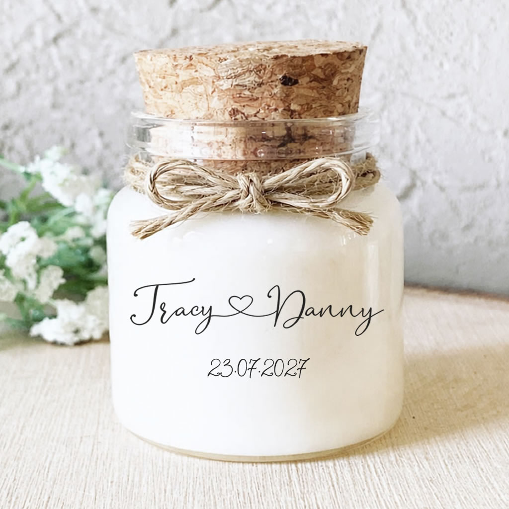 Bougie parfumée personnalisée avec cœur reliant les prénoms, modèle romantique et épuré. Cadeau invité de mariage, pot en verre avec bouchon en liège et corde naturelle, fabriquée à la main en France.