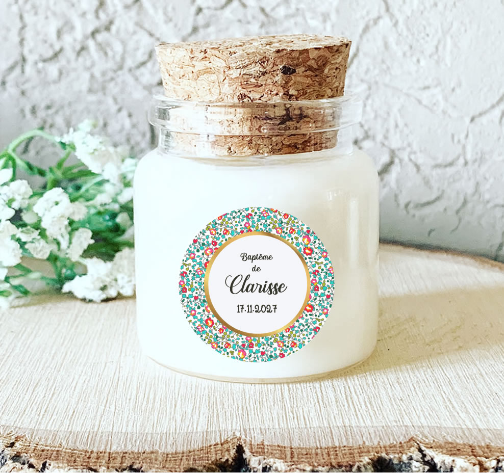 Bougie personnalisée pour baptême décorée d’un motif Liberty coloré. Un cadeau invité fleuri et lumineux pour remercier vos proches.
