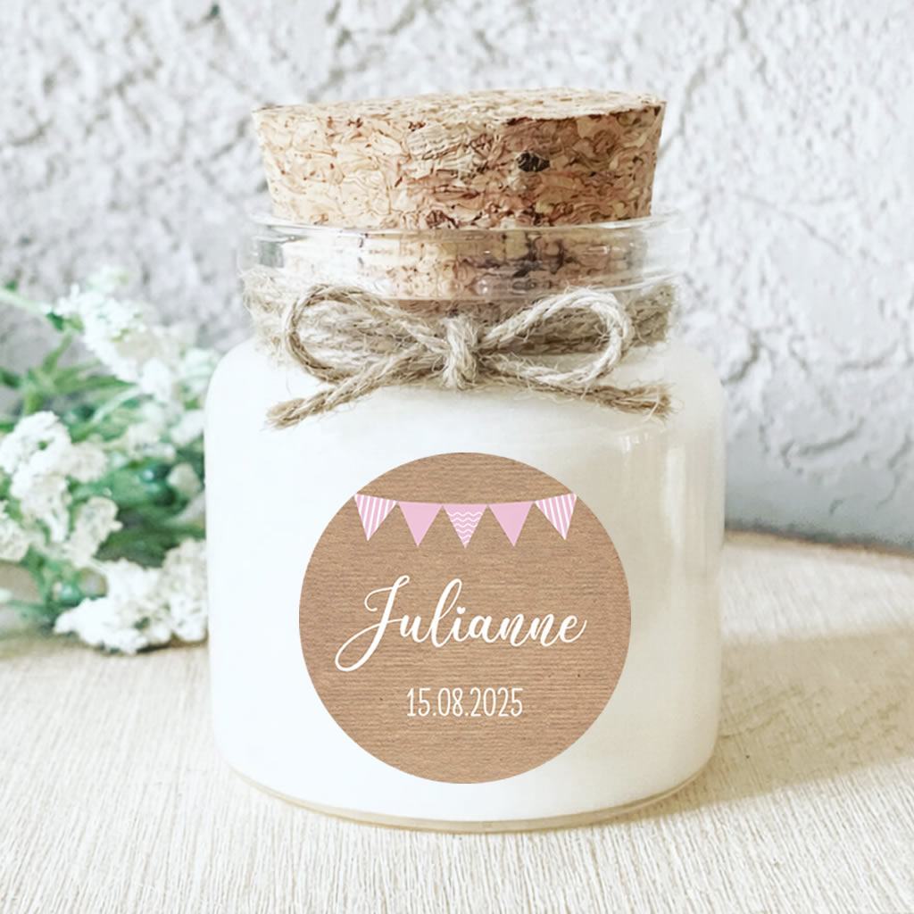 Bougie baptême personnalisée fille fanions roses sur fond kraft
