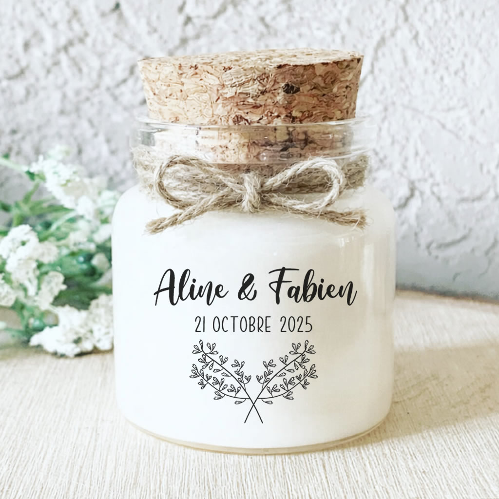 Bougie parfumée personnalisée mariage champêtre chic avec motif feuillage, pot en verre et bouchon en liège, fabrication artisanale en France.