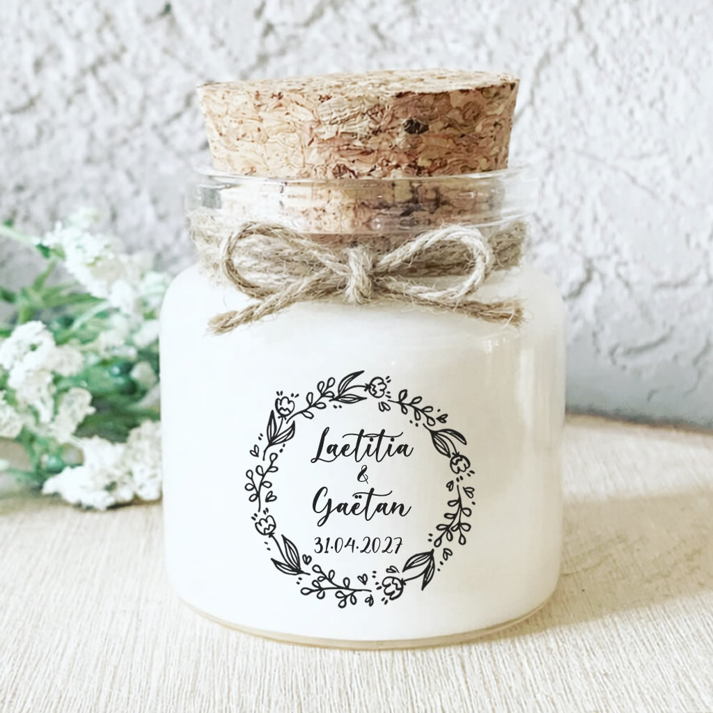Bougie parfumée personnalisée mariage bohème fleuri avec couronne florale, pot en verre et bouchon liège, fabrication artisanale en France.