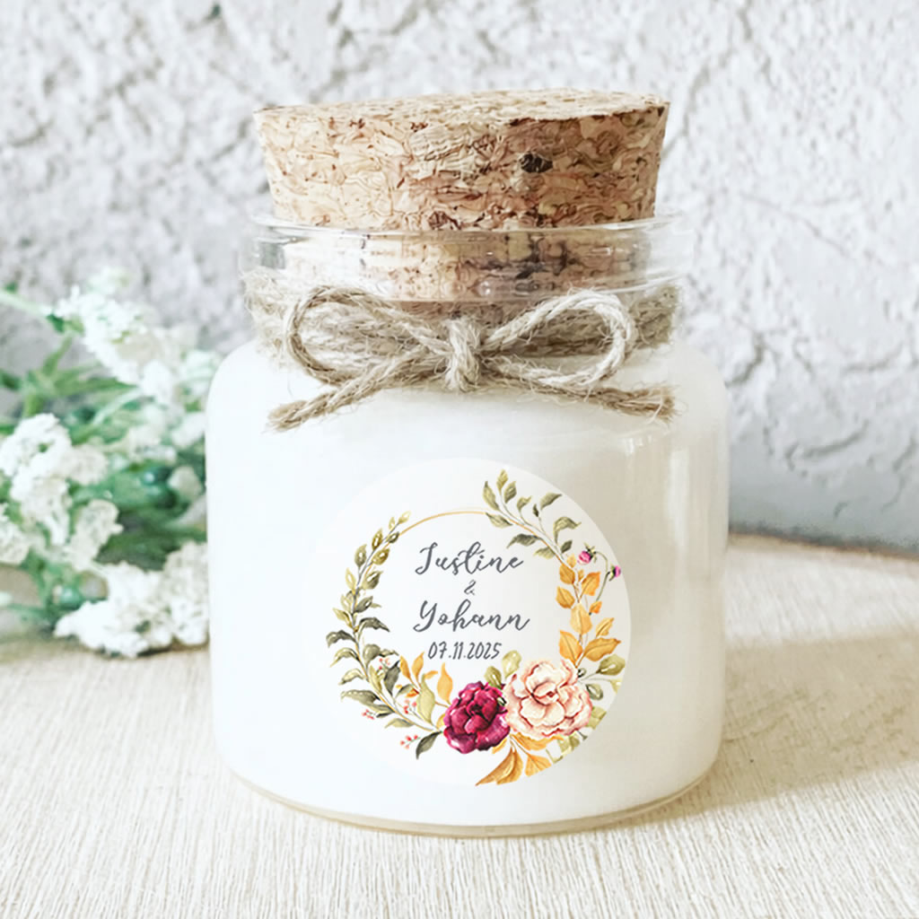 Bougie personnalisée mariage fleurs dorées avec ruban or, cadeau invité chic et automnal en cire de soja artisanale.