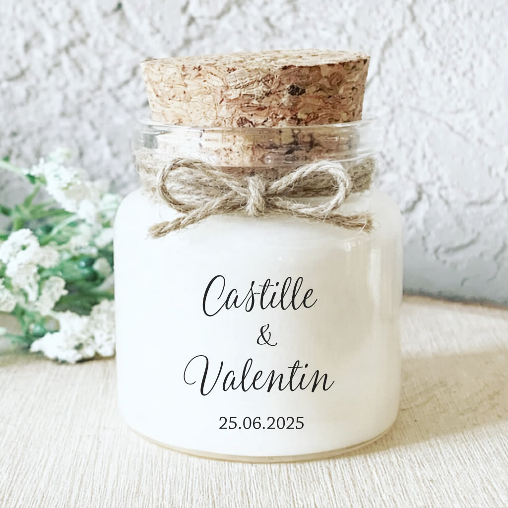 Bougie parfumée personnalisée mariage romantique et élégante, pot en verre avec bouchon en liège, fabrication artisanale en France.