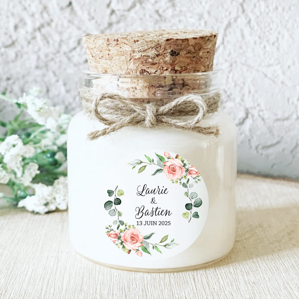 Bougie personnalisée mariage fleurs roses et eucalyptus, cadeau invité champêtre chic en cire de soja naturelle.