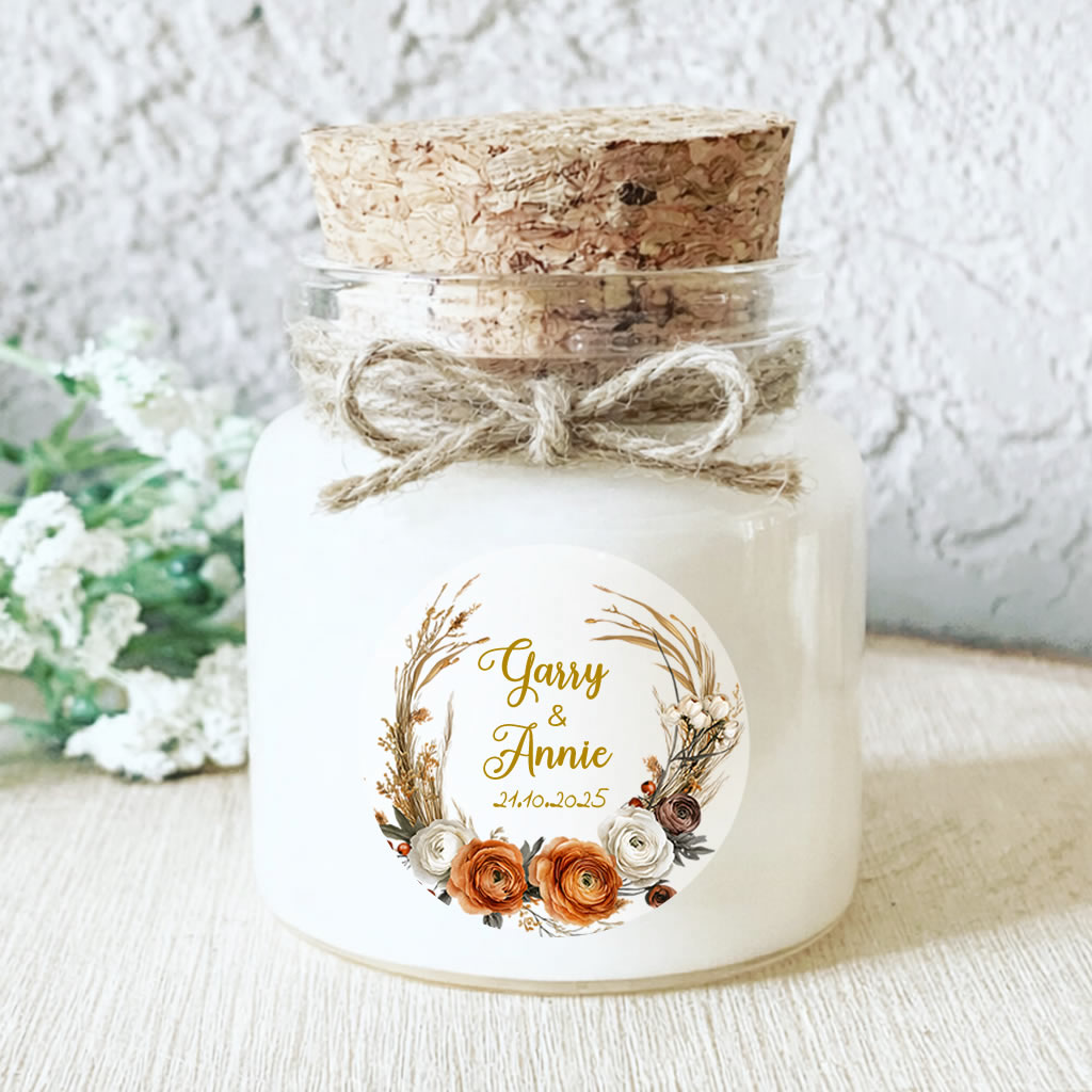 Bougie personnalisée mariage avec couronne de fleurs automnales, idéale comme cadeau invité rustique.