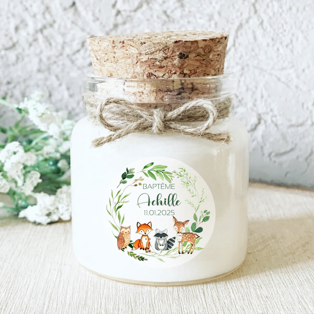 Bougie baptême personnalisée avec animaux de la forêt et couronne végétale.
