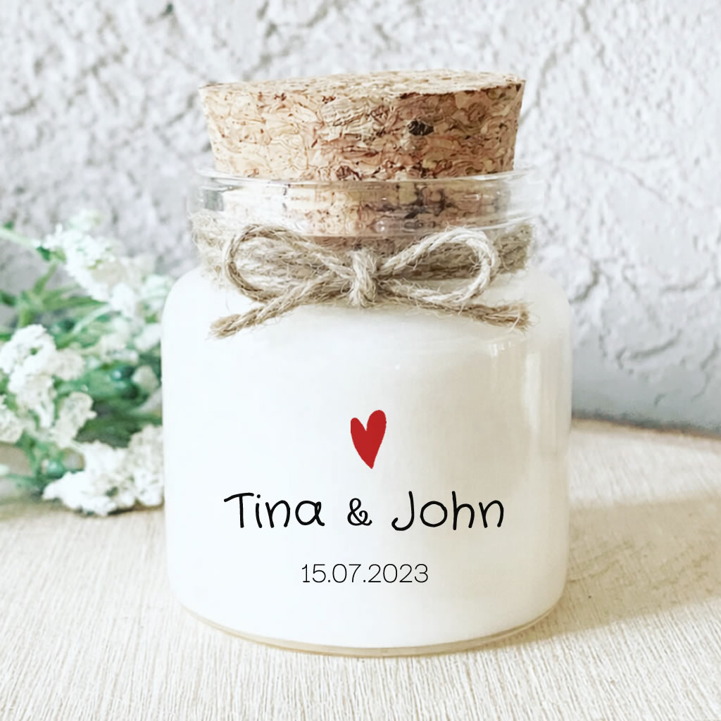 Bougie artisanale personnalisée avec prénoms et date, idéale comme cadeau invité de mariage au style minimaliste et naturel.