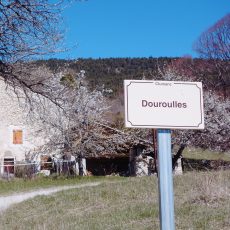 Hameau de Douroulles en Haute-Provence terre de lavande